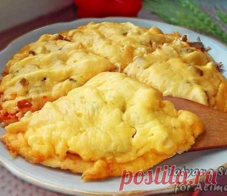 Сырная пицца с грибами на сковороде