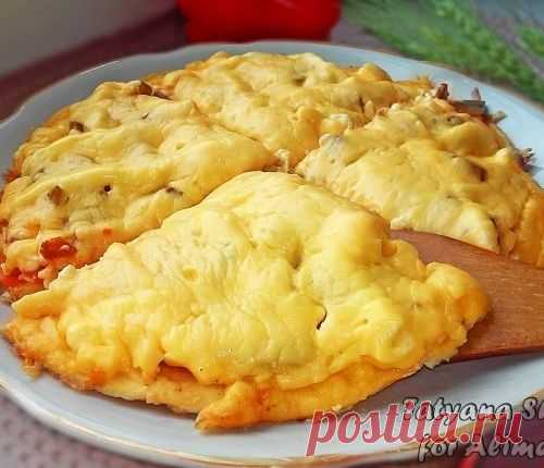 Сырная пицца с грибами на сковороде
