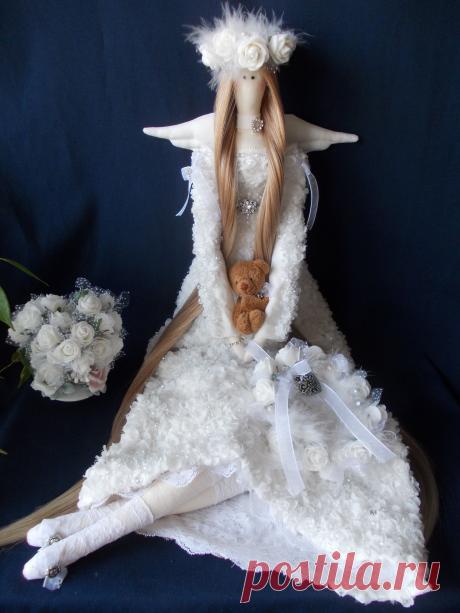 Tilda Isabella is 25 inches (65 cm) tall lady.

She is made of cotton, linen, and lace. Her dress is made of lace flowers and of 500g (17.6 oz.) pearles sewn by hand. Each pearl is sewn by hand. 

This charming doll can decorate your home or be an excellent gift. Each doll is unique creation.

It is filled with hypo-allergenic polyester fiberfill (like pearl).