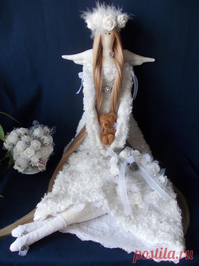 Tilda Isabella is 25 inches (65 cm) tall lady.

She is made of cotton, linen, and lace. Her dress is made of lace flowers and of 500g (17.6 oz.) pearles sewn by hand. Each pearl is sewn by hand. 

This charming doll can decorate your home or be an excellent gift. Each doll is unique creation.

It is filled with hypo-allergenic polyester fiberfill (like pearl).