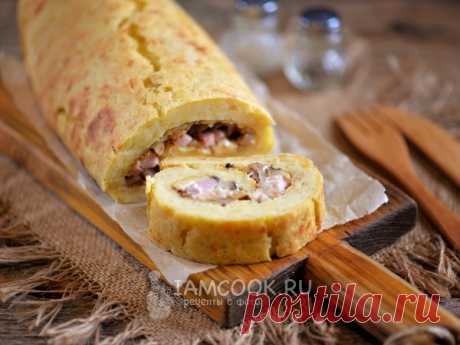 Картофельный рулет с ветчиной и сыром. Картофельный рулет с ветчиной и сыром по вкусу чем-то напоминает зразы с начинкой, только готовить его проще, а выглядит он очень празднично. Его можно приготовить на семейный обед в качестве горячей закуски или гарнира, или даже самостоятельного блюда. Также его смело можно поставить на праздничный стол, понравится он всем без исключения, уверяю.