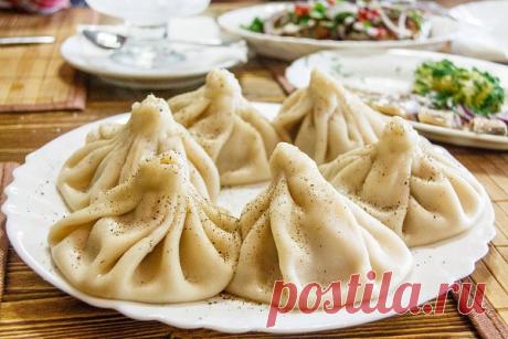 Хинкали 
«Мешочки» из упругого тонкого теста с пряной и сочной мясной начинкой. Упаси вас Бог использовать вилку и нож! 
Хинкали едят только руками! Немного наклоняем хинкали, надкусываем тесто, отпиваем 
горячий бульон, издавая характерные звуки, затем ложечкой добавляем в отверстие простой чесночный соус 
(мелко нарубленный чеснок с водой) или сацебели и уже наслаждаемся начинкой… Хвостик оставляем на тарелке. По количеству таких хвостиков определяется самый слабый едок....