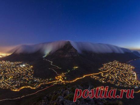 Ночь, Столовая гора, «одеяло» из облаков и Кейптаун. 
Фото: Brendon Wainwright: