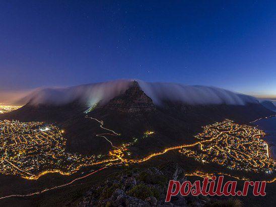 Ночь, Столовая гора, «одеяло» из облаков и Кейптаун. 
Фото: Brendon Wainwright: