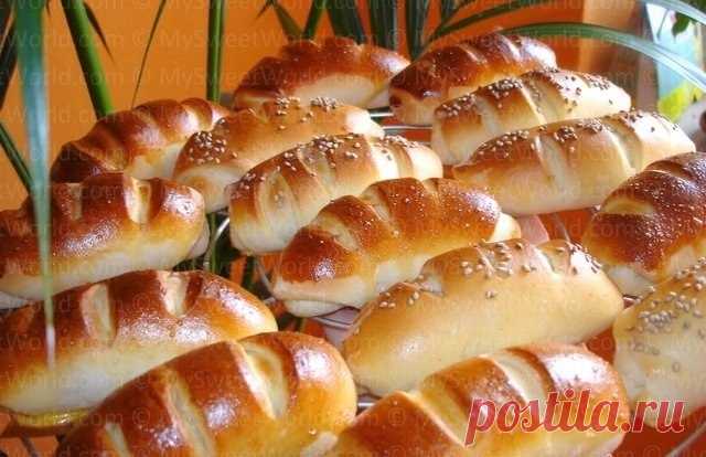 Кифле

Кифле - это такие булочки-рогалики, из невероятно вкусного сдобного теста с сыром. Родина этих булочек - страны Балканского полуострова. Начинкой может быть любой сыр или его смесь, ветчина, мармелад, шоколад, творог.
Завтрак без этих вкуснейших рогаликов в Белграде, Сараеве или Скопье так же трудно себе представить, как завтрак без круассана в Париже. Они хороши сами по себе, а также с джемом или медом, ветчиной или сыром...

Без всякого исследoвания ясно, что назв...