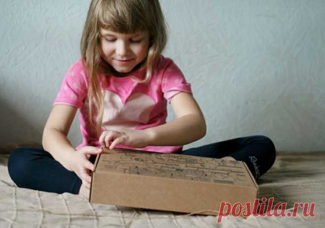 Хотим вам напомнить, что у нас всегда есть в наличии детские подарочные комплекты МИФа! В каждом комплекте — одна или несколько детских книг, которые мы и наши дети очень сильно любим. Каждый комплект — это много увлекательных часов рассматривания, изучения, добрых историй и новых открытий. И не только у ребенка, но и у родителей. Мы заботливо упаковали их в крафтовые коробки с милой авторской иллюстрацией и добавили несколько приятных мелочей для настроения. Подарите подарочный комплект…