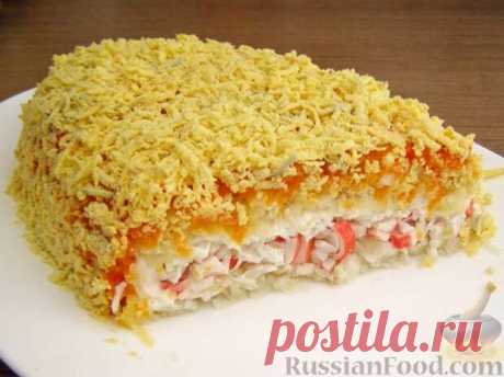 Салат «Нежный» и к тому же ещё воздушный, как облако! - Узнал сам расскажи другому все самое интересное - медиаплатформа МирТесен Ингредиенты: крабовые палочки — 200 гр сыр — 200 гр (не острых сортов) вареные яйца — 6 штук сливочное масло — 30 гр майонез Приготовление: Выкладываем первым слоем замороженные крабовые палочки тертые на крупной терке, промазываем майонезом. Вторым слоем натираем сыр, затем натираем белок и