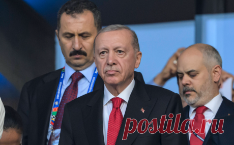 Эрдоган заявил, что УЕФА санкциями к игроку сборной бросил тень на Евро. Мерих Демирал, который вывел сборную Турции в четвертьфинал Евро, был наказан двухматчевой дисквалификацией за жест националистов. Эрдоган считает, что на сборной это решение не отразилось, а турниру повредило