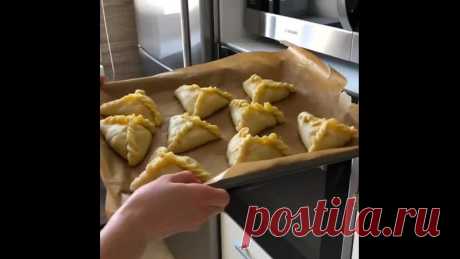 ОЧЕНЬ ВКУСНЫЕ ТРЕУГОЛЬНИКИ НА ОБАЛДЕННОМ, ПРЕСНОМ ТЕСТЕ.
(эчпочмак)
Тоненькое, хрустящее тесто!
Тают во рту!
Смелее делайте двойную порцию!
Готовьте в удовольствие для себя и близких!

Тесто:
50 мл воды
300-350 гр муки + для раскатки
1 яйцо
1 ст.л майонеза
3 ст.л растительного масла
50 гр растопленного сливочного масла
1 ч.л сахара
1 ч.л соли

Начинка:
3 картошки
400-450 гр говядины
2-3 луковицы
соль, перец по вкусу
сливочное масло

Приготовление:
Для теста все жидкие ингр...