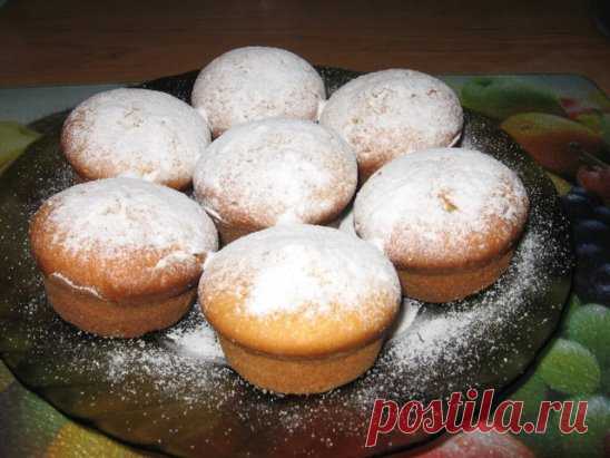 Пышные, воздушные и вкусные манные кексы
Ингредиенты:
- 1 стакан манной крупы
- 1 стакан кефира
- 1 яйцо
- сода
- 1 стакан сахара
- 1 стакан муки
Приготовление:
Стакан манной крупы залить стаканом кефира, дать настояться минут 40.
Затем добавить 1 яйцо, размешать.
Добавить половину чайной ложки соды (загасить уксусом), теперь отправить туда 1 стакан сахара и 1 стакан муки.
Эту смесь хорошенько вымешать (блендером), нагреваем духовку до 200 градусов, тем временем наполняем формочки на 2/3 и о