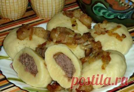 Картофельные галушки с мясным фаршем.
Тесто:
Картофель - 400 г.
Яйцо - 1 шт.
Мука - 350 г.
Соль
Начинка:
Мясо - 300 г.
Лук - 1 шт.
Соль
Перец
Для подачи:
Сало - 200 г.
Лук - 1 шт.
Способ приготовления:
Картофель очистить,помыть и отварить до готовности.Воду слить,картофель растолочь.
Добавить яйцо,посолить по вкусу. Перемешать.
Всыпать просеянную муку и замесить тесто.
Начинка:
Мясо и лук пропустить через мясорубку,посолить,поперчить по вкусу.
Тесто поделить на ровные част...