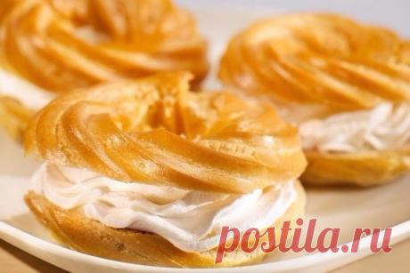 ЗАВАРНОЕ ТЕСТО И 5 ВКУСНЫХ РЕЦЕПТОВ С НИМ 

ЗАВАРНОЕ ТЕСТО

ИНГРЕДИЕНТЫ:
● 5 яиц (обязательно свежих),
● 100 г сливочного масла,
● 200 г муки,
● 100 мл воды,
● 100 мл молока,
● щепотка соли.

ПРИГОТОВЛЕНИЕ:
Разогреть духовку до 200 град. Противень выстелить пекарской бумагой. В кастрюлю с толстым дном налить молоко и воду, положить масло и щепотку соли. Помешивая довести все до кипения и полного растворения масла. Всыпать всю сразу муку и быстро перемешать не снимая с огня...