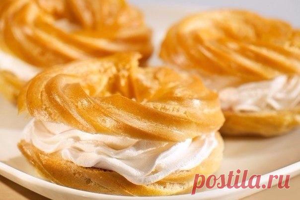 ЗАВАРНОЕ ТЕСТО И 5 ВКУСНЫХ РЕЦЕПТОВ С НИМ 

ЗАВАРНОЕ ТЕСТО

ИНГРЕДИЕНТЫ:
● 5 яиц (обязательно свежих),
● 100 г сливочного масла,
● 200 г муки,
● 100 мл воды,
● 100 мл молока,
● щепотка соли.

ПРИГОТОВЛЕНИЕ:
Разогреть духовку до 200 град. Противень выстелить пекарской бумагой. В кастрюлю с толстым дном налить молоко и воду, положить масло и щепотку соли. Помешивая довести все до кипения и полного растворения масла. Всыпать всю сразу муку и быстро перемешать не снимая с огня...