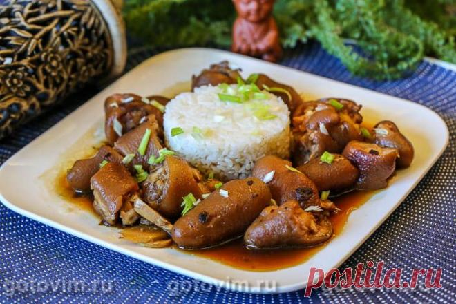 Свиные хвосты, тушенные по-китайски. Рецепт с фото Свиные хвосты, приготовленные по этому рецепту, напоминают холодец, потому что после тушения (точнее, после томления) шкурка становится мягкой как желе, а под ней скрываются кусочки нежнейшего розового мяса. Но т.к. в рецепте умеренно, но всё-таки в достаточном объеме используются пряности, блюдо получается с ярким восточным вкусом и ароматом. Осторожнее с бадьяном!  Возможно, для первого раза вам стоит добавить только час...