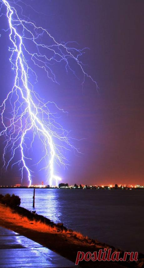 Amazing Lightning… | Jessica Aragon приколол(а) это к доске Lightening