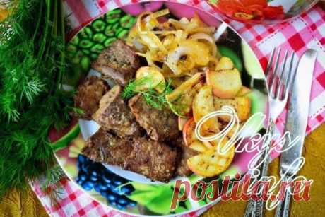 Печень по-берлински с яблоками и луком