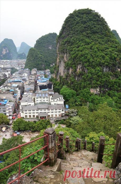 Город среди скал Яншо. Китай