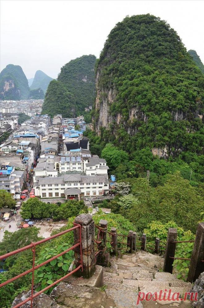 Город среди скал Яншо. Китай