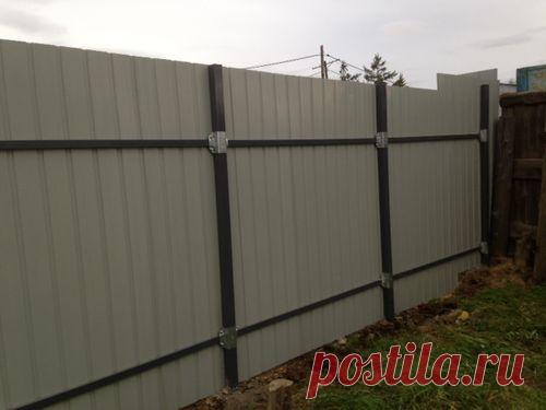 Крепления для забора из профнастила без сварки: как сделать своими руками Преимущества забора из профнастила. Выбор крепежных элементов, выбор профнастила. Необходимые инструменты, материалы. Крепления для забора из профнастила без сварки: как собрать элементы конструкции самостоятельно.