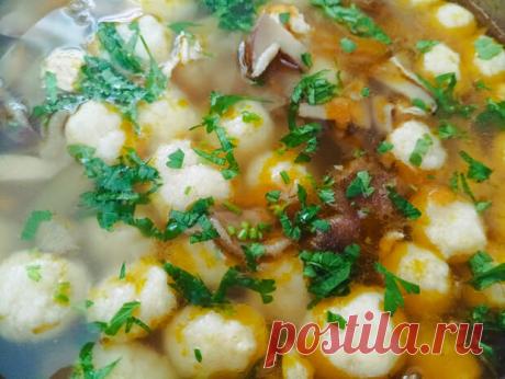 Пробовали грибной суп с сырными фрикадельками? Приготовьте, не пожалеете - Будет вкусно - Медиаплатформа МирТесен Я всю жизнь собираю рецепты супов с грибами. Все привязанности и вкусы у нас из детства. Моя бабушка варила вкуснейшие груздянки, как правило, без мяса, с большим количеством лесных грибов. Казалось, что ничего вкуснее быть просто не может. Оказалось, что может, и ещё как. Самыми любимыми стали - 6 августа - 43116006379 - Медиаплатформа МирТесен