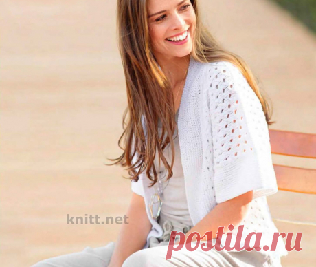 Вязаный спицами белый жакет без застежки Вязаный спицами белый жакет без застежки станет хитом сезона: белоснежная пряжа особенно эффектно подчеркивает сетчатый узор, обрамленный широкими планками