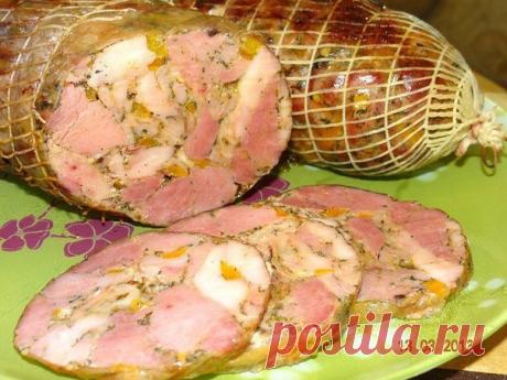 РУЛЕТ ЗАКУСОЧНЫЙ ИЗ КУРИЦЫ И ИНДЕЙКИ. 

ИНГРЕДИЕНТЫ 
Бедро куриное — 4-5шт 
Бедро индейки — 1шт 
(после отделения от кости, мяса получается — 1,5 кг) 
Соль — 37г 
Бульон куриный — 150мл 
Перец болгарский сладкий — 1шт 
Мед — 1ст.л. 
Специи: 
Перец черный горошком (через мельничку), перец красный молотый острый, перец красный молотый сладкий, приправа для курицы, зелень сушеная — 50г 
Дополнительно: 
Пленка коллагеновая, сетка формовочная 

КАК ПРИГОТОВИТЬ 

Из бёдер выреза...