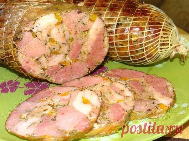 РУЛЕТ ЗАКУСОЧНЫЙ ИЗ КУРИЦЫ И ИНДЕЙКИ. 

ИНГРЕДИЕНТЫ 
Бедро куриное — 4-5шт 
Бедро индейки — 1шт 
(после отделения от кости, мяса получается — 1,5 кг) 
Соль — 37г 
Бульон куриный — 150мл 
Перец болгарский сладкий — 1шт 
Мед — 1ст.л. 
Специи: 
Перец черный горошком (через мельничку), перец красный молотый острый, перец красный молотый сладкий, приправа для курицы, зелень сушеная — 50г 
Дополнительно: 
Пленка коллагеновая, сетка формовочная 

КАК ПРИГОТОВИТЬ 

Из бёдер выреза...