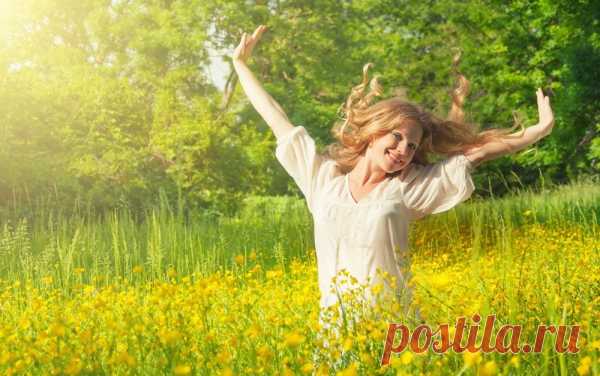 Красивые стихи о женщине
Да, женщина похожа на вино,
А где вино,
Там важно для мужчины
Знать чувство меры.
Не ищи причины
В вине, коль пьян —
Виновно не оно.
Да, в женщине, как в книге, мудрость есть.
Понять способен смысл её великий
Лишь грамотный.
И не сердись на книгу,
Коль, неуч, не сумел её прочесть.
Омар Хайям