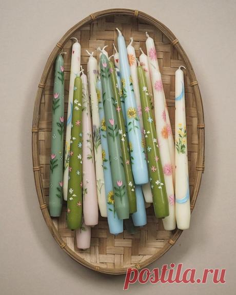 Чем заняться в это воскресенье? Можно попробовать расписать самые обычные свечи. Вдохновляем вас рубрикой #крадикакхудожник. Сегодня у нас в гостях Меган и ее проект (в инстаграме orna_handpainter). Меган работает у себя дома в Эссексе вместе с мужем, детьми и борзой по кличке Боб.