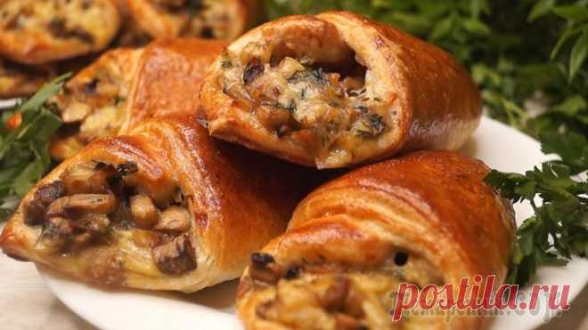 И быстро, и Вкус отменный! Попробуйте, это того стоит! Кулечки с грибами. Это безумно вкусная и простая выпечка на скорую руку. Кулечки получаются вкусные, мягкие и съедаются в один присест.Ингредиенты 500 гр Тесто слоенное –350 гр Шампиньоны –2 шт Лукови...