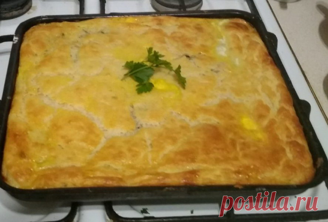 Пирог «Гость на пороге» - Пир во время езды Этот вкуснейший пирог любят даже те, кто не ест капусту. И, хотя готовить его не очень просто – как и всякий кулинарный шедевр, пирог имеет свои секреты, но дело того стоит. После того, как вы приготовите «Гость на пороге», будьте готовы к выражениям восторга и требованиям еще и еще! Что ж, такова цена успеха. Продукты: …