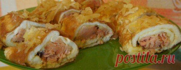 ФРАНЦУЗСКИЙ ОМЛЕТ С СЁМГОЙ

Ингредиенты:
100 гр - сливочного масла
6 шт.- яиц

Начинка:
100 гр - пармезана
100 гр - слабо соленой семги (рыбка своя)

Приготовление:
1. 100 грамм сливочного масла растопим на слабом огне. Нужно, чтобы масло только растопилось.
2. Тем временем яйца взобьем вилочкой до однородности, не нужно добиваться пены. Сыр натираем на терке, семгу режем полосками примерно 1 см в толщину.
3. Как только масло растопилось, сразу выливаем его в яичную массу,...