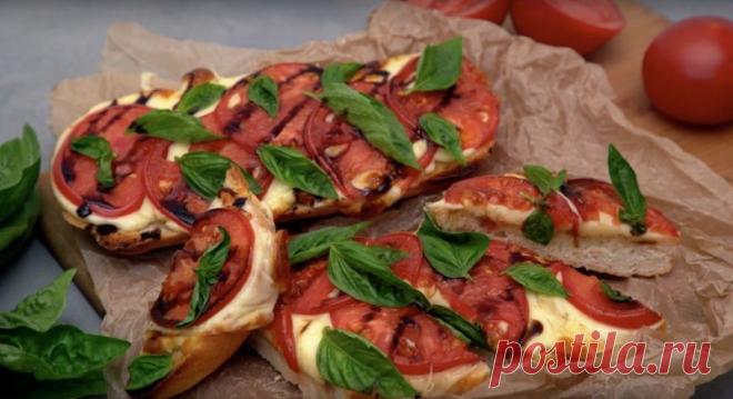 ​Бутерброд по-итальянски Ингредиенты:Чиабатта — 1 шт.Сливочное масло — 50 гМоцарелла — 200 гПомидор — 2 шт.Базилик — по вкусуБальзамический уксус — 2 ст. л.Приготовление:1. Разрежьте чиабатту пополам (поперечно).2. Смажьте тонким слоем сливочного масла.3. Распределите ломтики...