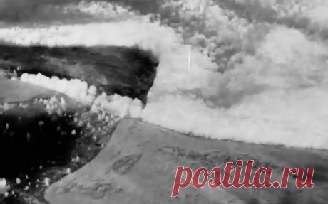 Минобороны показало кадры уничтожения американской РСЗО в Сумской области. Российские военные уничтожили американскую универсальную пусковую установку реактивной системы залпового огня М270 MLRS в Сумской области, сообщила пресс-служба Минобороны.