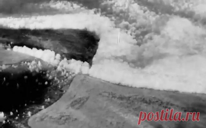 Минобороны показало кадры уничтожения американской РСЗО в Сумской области. Российские военные уничтожили американскую универсальную пусковую установку реактивной системы залпового огня М270 MLRS в Сумской области, сообщила пресс-служба Минобороны.