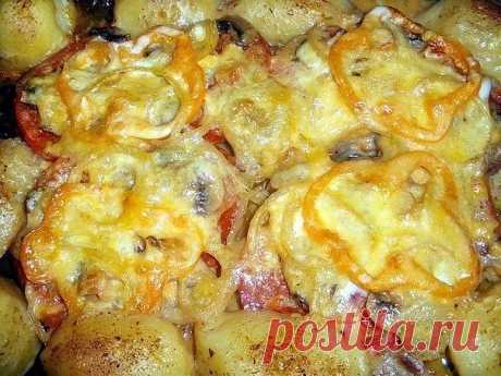 МЯСО ПОД &quot;ШУБОЙ&quot; 
ИНГРЕДИЕНТЫ:
● свинина - 1 кг (если не любите свинину, то можно взять 2 куриных грудки)
● помидоры - 2-3 шт.
● репчатый лук - 3 шт.
● картофель - 3-4 шт.
● чеснок - 4-5 зуб.
● сыр - 200-250 гр.
● зелень
● соль
● майонез
ПРИГОТОВЛЕНИЕ:
1. Обмыть мясо, обсушить, нарезать ломтиками (каждый ломтик по вкусу посолить, поперчить). 2. Картофель натереть на крупной терке.
3. Лук порезать кольцами.
4. Помидоры порезать полукольцами и обвалять их в майонезе .