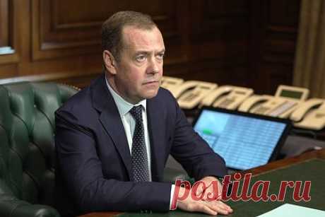 Медведев назвал Польшу истеричным и грубым историческим врагом России. Зампред Совбеза Дмитрий Медведев назвал Польшу «истеричным, грубым, чванливым и амбициозным» врагом России. По его словам, к этому приняла «историческая амнезия», из-за которой отдавших свои жизни за освобождение Польши советские солдаты были объявлены оккупантами, а памятники в честь них сносятся.