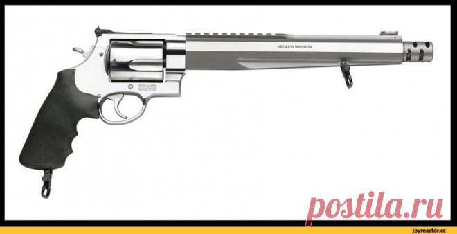 Компания «Смит и Вессон» разработала 460XVR Revolver, обладающий самой высокой в мире начальной скоростью пули среди револьверов.
В названии модели XVR означает X-treme Velocity Revolver – сверхскоростной револьвер, что со всей очевидностью подтверждается цифрами: начальная скорость пули превышает 700 метров в секунду, а благодаря нарезному стволу с нарастающим шагом резьбы, прицельная дальность оружия превышает 180 метров.
Сменный компенсатор позволяет 460XVR использовать различные барабаны.