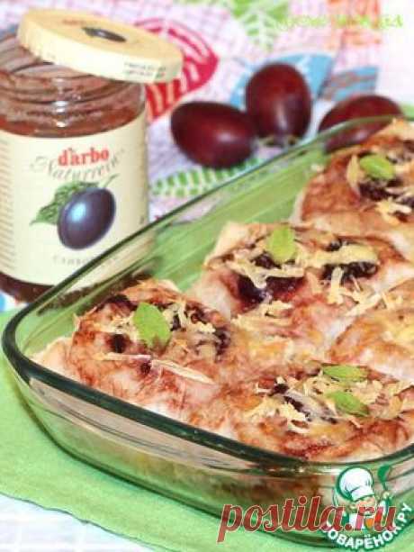 Мешочки из лаваша с мясом и овощами под сливовым соусом