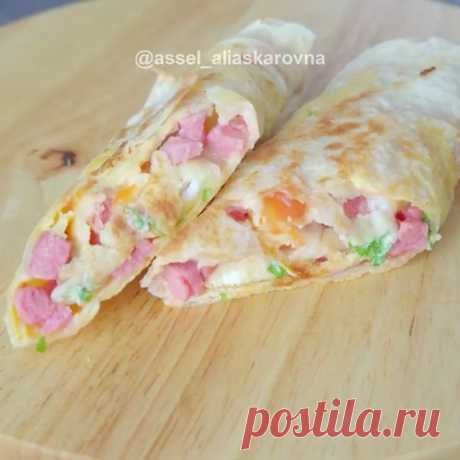 Быстрый перекус из обычных продуктов! Все как вы любите!
____________________________
Если вам понравился рецепт, не забудьте пожалуйста, поставить лайк❤️. Так вы не потеряете меня в своей ленте 💋💋💋💋
____________________________
⠀
На 4 штуки:
Лаваш – 2 шт.
Помидор – 1 шт. (170 гр.)
Сыр – 70 гр.
Колбаса – 200 гр.
Яйца – 4 шт.
Зелень – 4 веточки
Сметана – 4 ч.л.
Соль – по-вкусу
⠀
Нам понадобится 4 круглых лаваша, или 2 овальных как у меня. Просто сложите их вдвое. С...