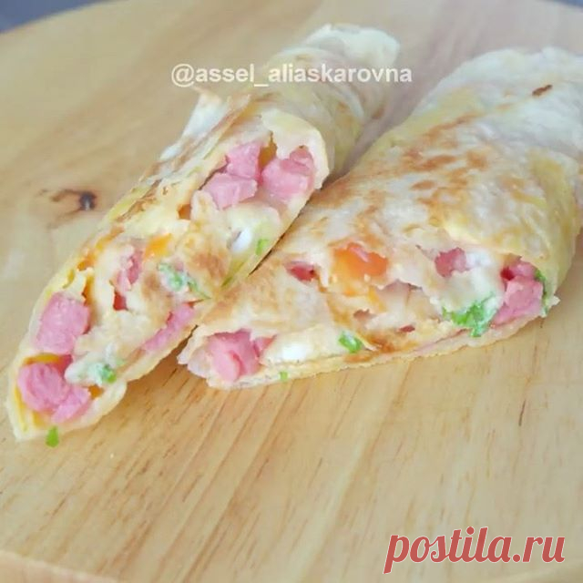 Быстрый перекус из обычных продуктов! Все как вы любите!
____________________________
Если вам понравился рецепт, не забудьте пожалуйста, поставить лайк❤️. Так вы не потеряете меня в своей ленте 💋💋💋💋
____________________________
⠀
На 4 штуки:
Лаваш – 2 шт.
Помидор – 1 шт. (170 гр.)
Сыр – 70 гр.
Колбаса – 200 гр.
Яйца – 4 шт.
Зелень – 4 веточки
Сметана – 4 ч.л.
Соль – по-вкусу
⠀
Нам понадобится 4 круглых лаваша, или 2 овальных как у меня. Просто сложите их вдвое. С...
