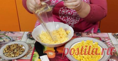 Очень вкусный салат с кукурузой и черносливом