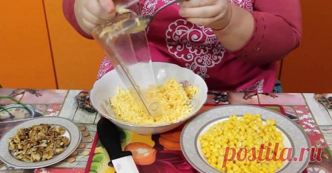 Очень вкусный салат с кукурузой и черносливом