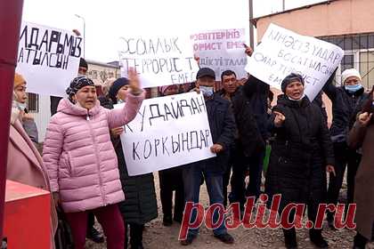 В Казахстане люди вновь вышли на митинг. Матери и отцы, жены и братья задержанных во время январских протестов казахстанцев вышли на улицы Шымкента с требованием отпустить их родственников. По словам людей, их близких удерживают под стражей незаконно и обвиняют в том, чего они не делали. Несколько матерей поделились своими историями.