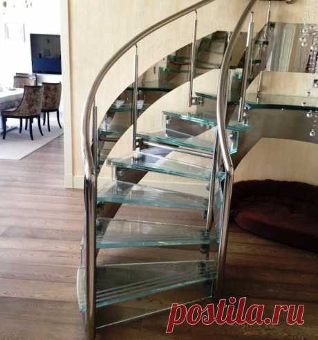 Лестница из стекла и нержавеющей стали