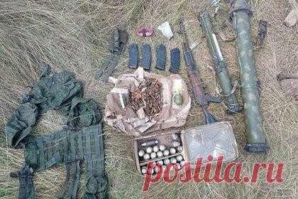 Росгвардия и полиция нашли схрон с боеприпасами в зарослях травы под Херсоном. Полиция и Росгвардия нашли схрон с боеприпасами и оружием в Херсонской области. Силовики обнаружили тайник около села Шевченко Чаплынского района. Он был зарыт в поле в зарослях травы. Из схрона изъяли мешок с 25 гранатами ВОГ-25П, двумя гранатометами РПГ-26 и РШГ-1, двумя гранатами РГД-5, автоматом АК-74М.