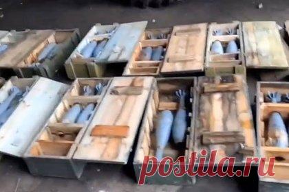 Полицейские нашли схрон с боеприпасами на складе тракторной бригады в Запорожье. В поселке Михайловка Запорожской области полицейские вместе с коллегами из Росгвардии нашли схрон с боеприпасами. Об этом сообщил председатель движения «Мы вместе с Россией» Владимир Рогов. Правоохранители извлекли из тайника более 50 осколочно-фугасных мин калибра 120 миллиметров и 30 крупнокалиберных патронов.