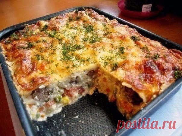 ТОП-6 ужинов из куриной грудки 

1. Куриная грудка в грибном соусе

Ингредиенты:

 Куриная грудка — 1 шт.
 Шампиньоны — 250 г
 Натуральный йогурт — 1 стакан
 Лук — 1 шт.
 Оливковое масло — 1 ст. л.
 Соль, перец — по вкусу

Приготовление:

1. Грибы и лук нарезать пластинками, обжарить в небольшом количестве масла на сковороде. 
2. На куске филе сделать неглубокие надрезы, чтобы быстрее пропекалось. В форму для запекания выложить половину грибов, сверху положить грудку, свер...