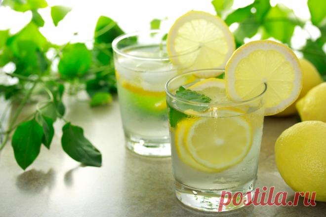 Зачем пить воду с лимоном утром натощак?