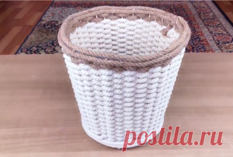 Взяла пластиковое ведро, веревку и палочки. Плетение корзины.